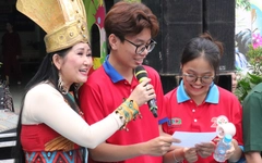 Chiến sĩ Hoa phượng đỏ học hát cải lương