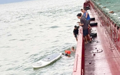 Hai cha con bơi thuyền sup bị sóng cuốn xa bờ 30km, trôi dạt trên biển 13 giờ