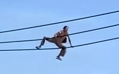 Người phụ nữ bò trên đường điện hạ thế rồi ngã xuống đất nguy kịch