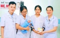 Trẻ sơ sinh thủng dạ dày được cứu sống kỳ diệu