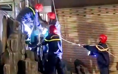 Video giải cứu người đàn ông mắc kẹt trên biển quảng cáo cao 15m ở Đồng Nai