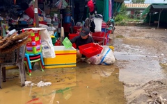 Tiểu thương chợ Thanh Vinh ở Đà Nẵng kêu trời sau trận mưa lớn khiến bùn đất tràn ngập