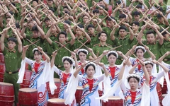 Khai mạc giải bóng đá hoành tráng, có trống hội và Võ Hạ Trâm, Đông Hùng 'đốt cháy' sân khấu