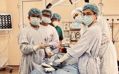 Thay khớp gối 'đặc biệt' cho bệnh nhi ung thư xương, bảo tồn chân ‘lành lặn’