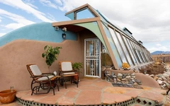 Tham quan ngôi nhà Earthship xanh tự cung tự cấp kỳ lạ ở New Mexico