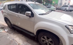 Cận cảnh chiếc xe hơi bị 'bỏ quên' cả năm cạnh ký túc xá ở Nha Trang