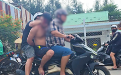Khống chế người đàn ông 'múa dao' trên đường ở phường Hiệp Bình, TP.HCM