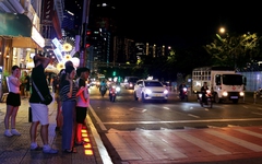 Biển báo giao thông phát sáng, đi đường an toàn hơn