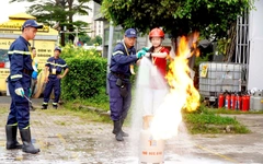 Trải nghiệm thử thách 'nghẹt thở' tại triển lãm phòng cháy, chữa cháy