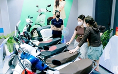 Nhộn nhịp tìm mua xe máy điện ở TP.HCM
