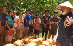 Chia sẻ hàng cứu trợ cho người dân Lào bị mưa lũ cô lập