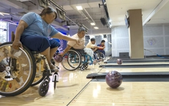 Người khuyết tật chơi bowling: Khi nghị lực lăn tròn cùng quả bóng 8kg