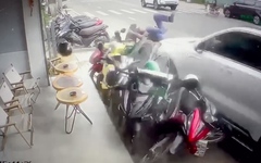 Video ô tô lao lên vỉa hè, hất tung người đi đường ở Đà Lạt