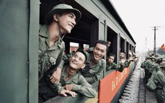 Tôi ngồi chờ xem dòng credit để lắng lòng cùng những thanh âm của Mưa đỏ...