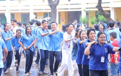 Học sinh lớp 10 Trường THPT Nguyễn Huệ nhận hộ chiếu tân binh, khai mở hành trình thanh xuân