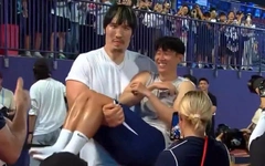 Son Heung Min ‘lọt thỏm’ trong vòng tay võ sĩ MMA