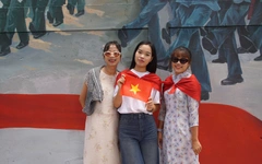 Gen Z TP.HCM rộn ràng check-in mừng Quốc khánh 2-9