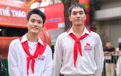 Dàn diễn viên Mưa đỏ tự hào bước đi giữa biển cờ hoà bình