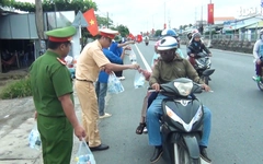 Người dân miền Tây về quê nghỉ lễ được cảnh sát giao thông phát nước uống, khăn lạnh