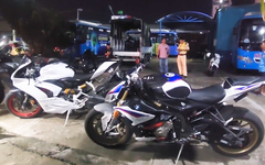 Nhóm mô tô phân khối lớn rú ga, nẹt pô 'đi ăn lẩu ếch' bị cảnh sát giao thông chặn bắt
