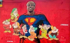 Tranh tường Lamine Yamal ở Barcelona bị vẽ thêm 7 chú lùn để cà khịa