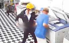 Camera ghi hình thanh niên vào tiệm photocopy, bất ngờ rút dao đâm chủ tiệm