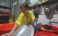 Cô gái 18 tuổi, 12 tiếng mưu sinh mỗi ngày để nuôi ước mơ vào đại học
