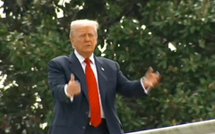 Ông Trump thực sự 'đi dạo' hay đang làm gì trên mái Nhà Trắng?