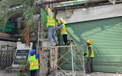 Tháo dỡ 52 công trình tạm lấn chiếm vỉa hè ở phường Bình Tân, TP.HCM