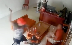 Camera ghi hình hung thủ xông vào nhà chém lìa tay nạn nhân, công an đang điều tra