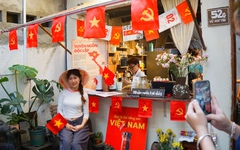 Giới trẻ nô nức đến quán cà phê check-in cùng cờ đỏ sao vàng mừng lễ 2-9