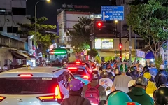 Đèn tín hiệu giao thông 'đứng im', đường Nơ Trang Long kẹt cứng