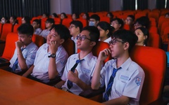 Giờ ra chơi của teen Trường THPT Bùi Thị Xuân: Xem phim rạp ngay tại trường