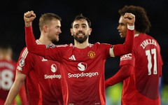 Man United đánh bại Chelsea 2-1 trong trận đấu có 2 thẻ đỏ