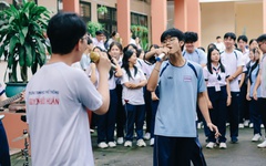 Teen Trường THPT Nguyễn Hữu Huân tổ chức mini show giờ ra chơi