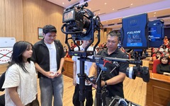 Sinh viên Hutech phấn khích chiêm ngưỡng bộ máy quay 'khủng' của steadicam Lê Bảo Hân