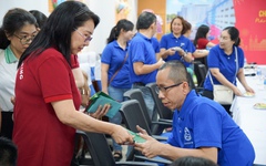 Ấm áp niềm vui Trung thu tại làng Hòa Bình
