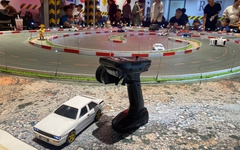 Nào mình cùng đến quán cà phê đua xe mô hình