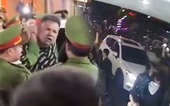 Ô tô lùi trúng nhiều xe máy và người đi xem pháo hoa, tài xế có biểu hiện say rượu