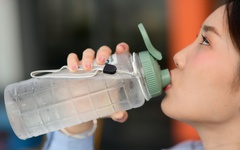 Nên uống bao nhiêu nước mỗi ngày?