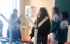 Công an làm rõ vụ nữ sinh lớp 6 bị bạn đánh tại lớp học ở Lào Cai