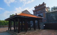 Sau Tết phải tháo dỡ ngôi nhà gỗ trước mộ Hoàng thái hậu Từ Dụ ở Huế