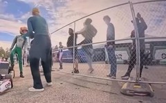 Cựu ngôi sao F1 bị bắt vì tung cước vào kẻ bắt nạt con trai mình