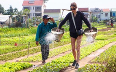 Du khách nước ngoài mê cuốc đất tại làng rau hơn 400 năm tuổi