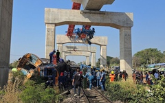 Hiện trường thảm khốc vụ cần cẩu sập đè tàu hỏa ở Thái Lan khiến 22 người thiệt mạng