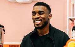 Thất nghiệp, tiền đạo Ngoại hạng Anh bán trà sữa, bánh rán mưu sinh