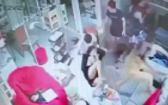 Điều tra thanh niên dùng vật nhọn đâm người phụ nữ trong tiệm làm tóc