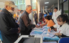 Khám tại trạm y tế, được bác sĩ tuyến trung ương điều trị