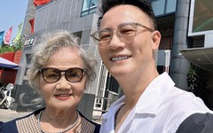 Xúc động Hoàng Bách hát với mẹ mà anh gọi là em bé 1.010 tháng tuổi