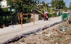 Người dân ở TP Cần Thơ lấp rạch làm đường tạm do cầu xây 8 năm chưa xong